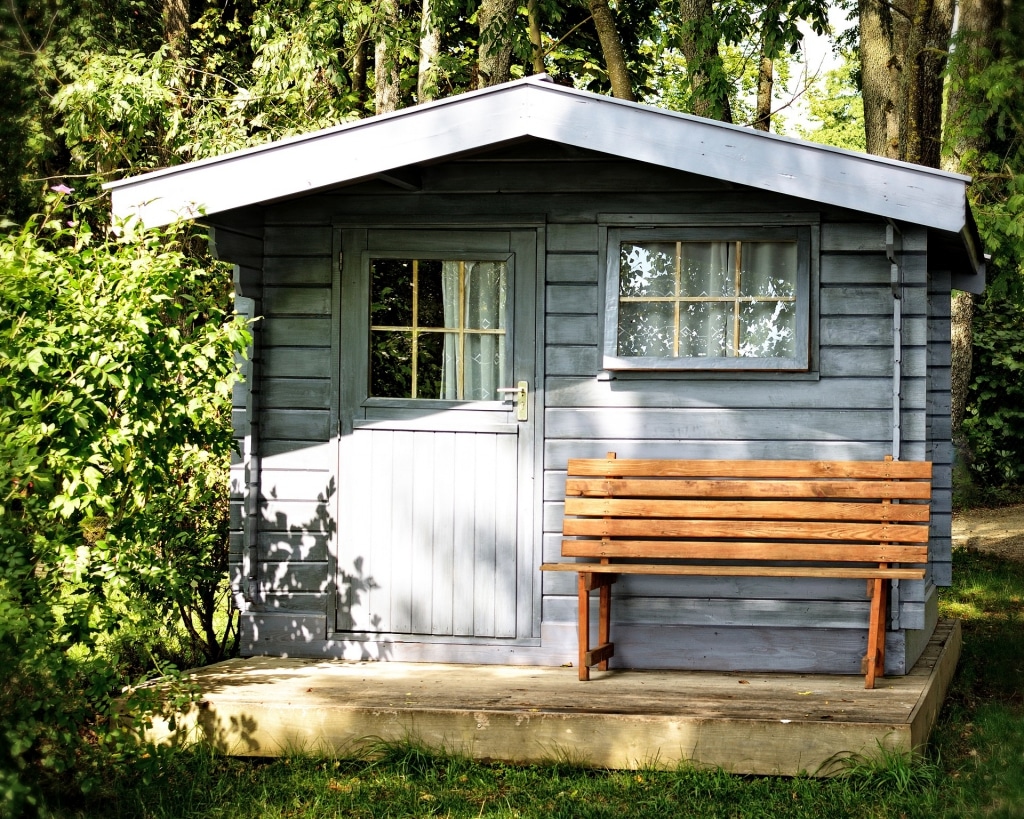 Une jolie cabane de jardin en bois bleu