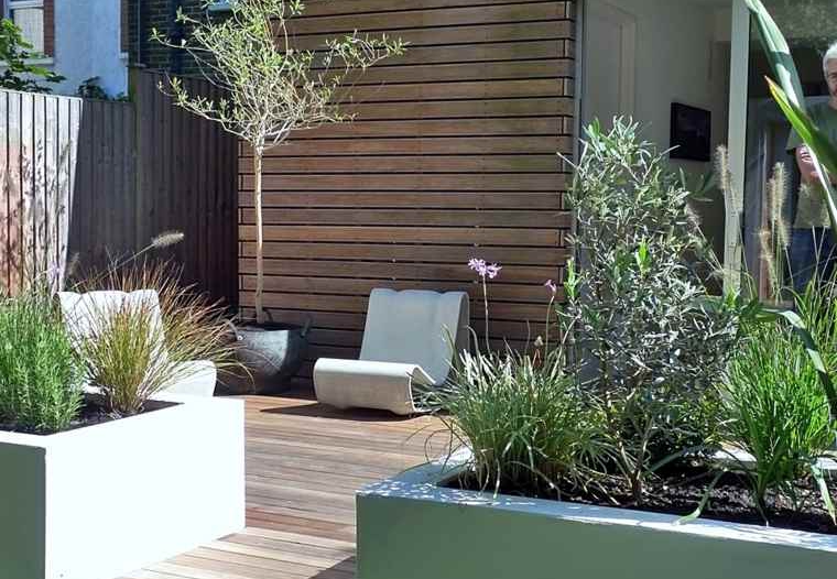 Une terrasse et une jardin moderne