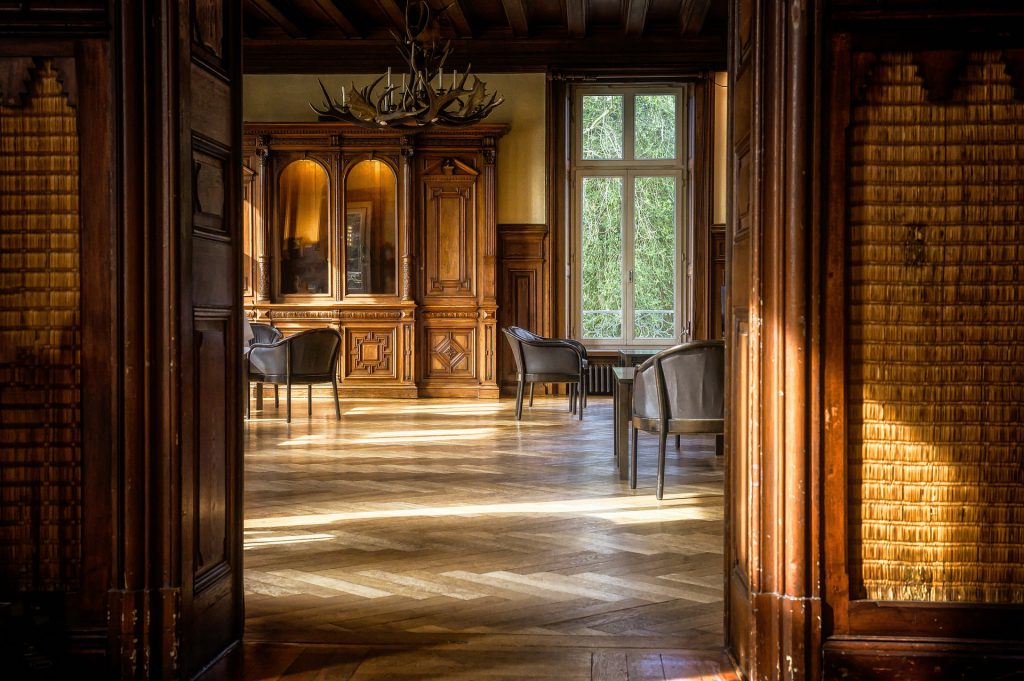 Une salle en bois avec un parquet ancien