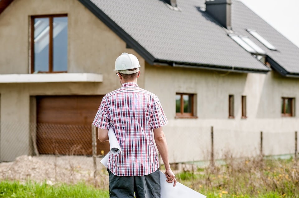 Propriétaire qui organise des travaux de réparation dans sa maison avant de la vendre