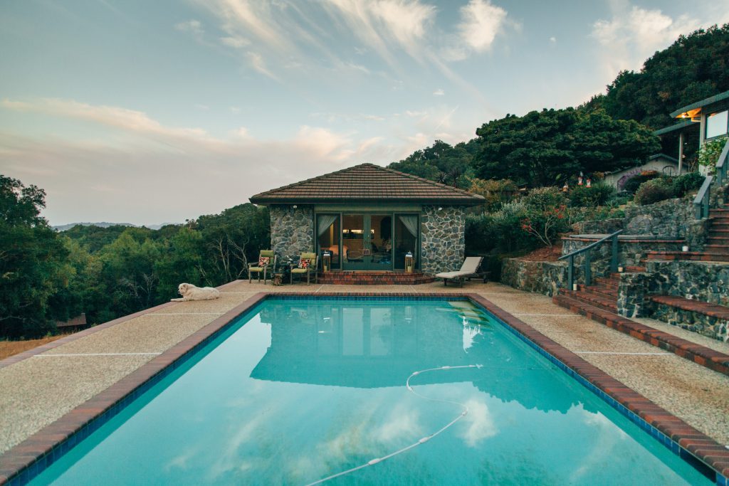 Une piscine dans une villa avec vue