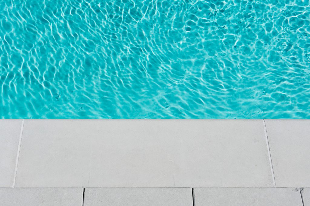 LE bord d'une piscine avec de l'eau propre