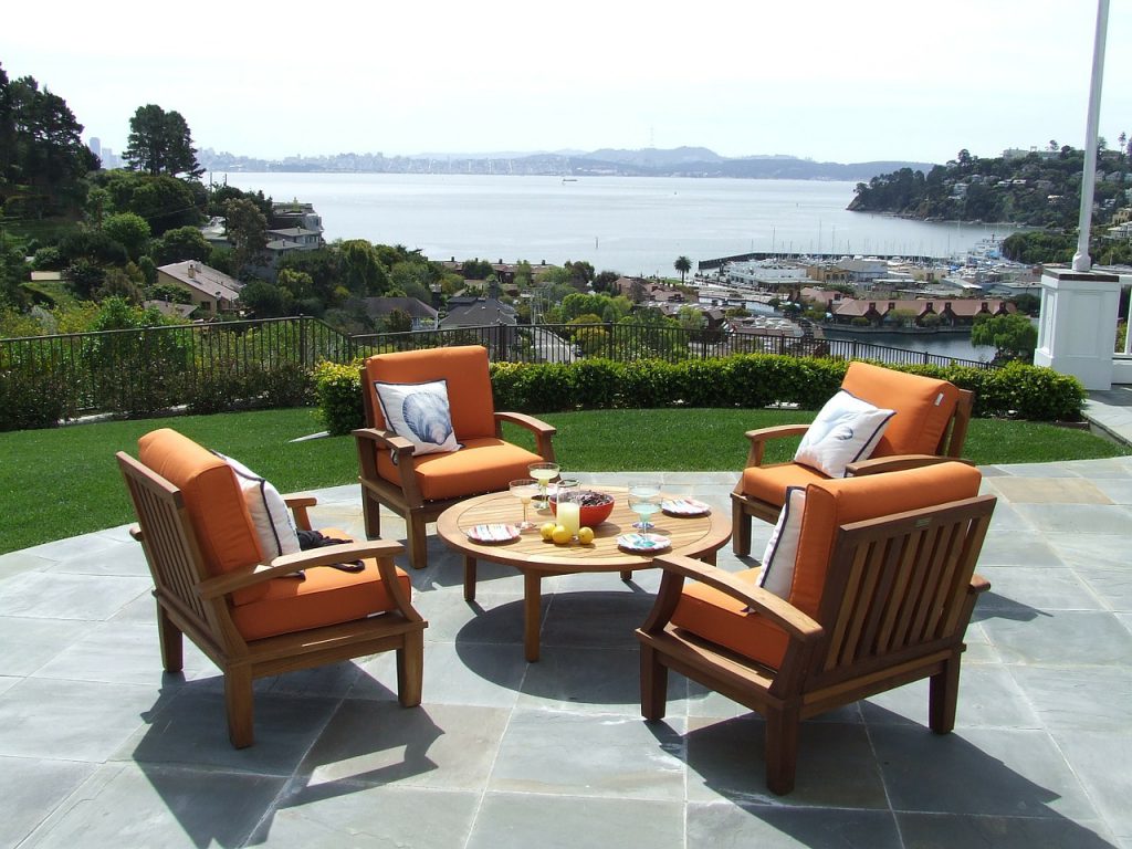 salon de jardin installé sur une terrasse carrelée