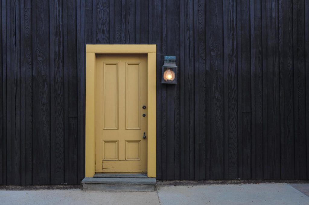 porte d'entrée jaune