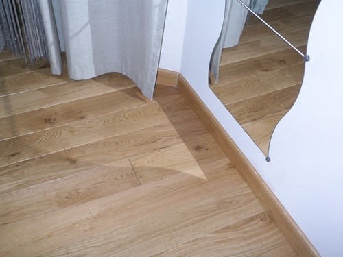 Poser un parquet en bois avec la colle et à clou