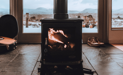 Feu qui brûle dans un poêle à bois un jour d'hiver