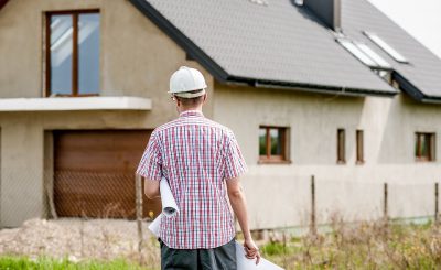 Propriétaire qui organise des travaux de réparation dans sa maison avant de la vendre