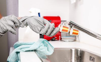 personne qui enfile des gants a coté de son lavabo