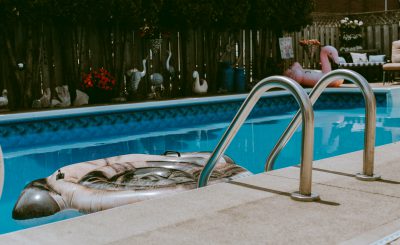 Une piscine avec échelle et bouée