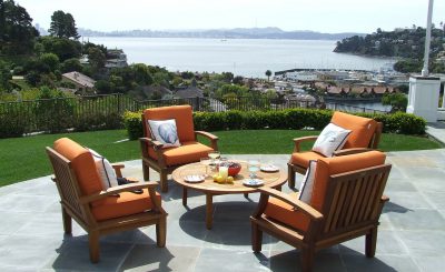 salon de jardin installé sur une terrasse carrelée