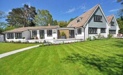 grande maison avec jardin